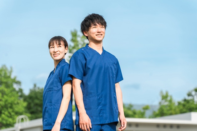 青空の下の2人の獣医師