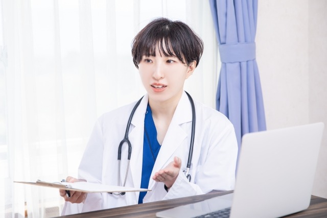診察の説明をする獣医師